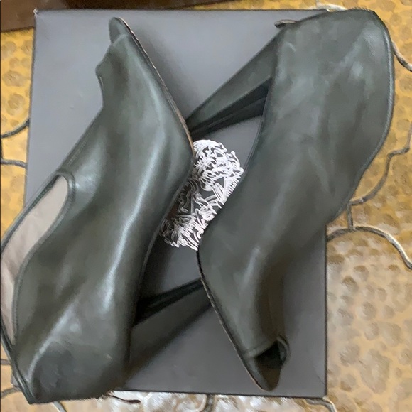 Heels - Picture 2 of 3